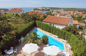  På en bakke i Pjescana Uvala, et malerisk feriested kun 3 km fra den romerske by Pula, ligger denne dejlige villa med flere ferielejligheder. Alle lejligheder har smagfulde møbler og en god altan.  ...