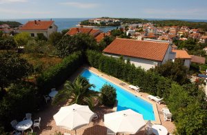  På en bakke i Pjescana Uvala, et malerisk feriested kun 3 km fra den romerske by Pula, ligger denne dejlige villa med flere ferielejligheder. Alle lejligheder har smagfulde møbler og en god altan.  ...