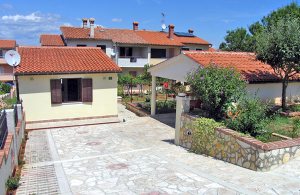  Dette nye og smagfuldt indrettede feriehus er et ideelt udgangspunkt for at opleve den antikke by Pula. Tag en tur gennem gyderne og besøg det kendte amfiteater, hvor der i sommermånederne arranger ...