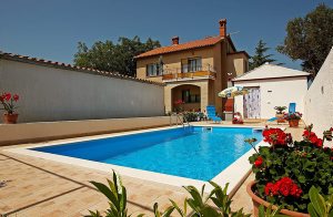  I den sydvestlige del af halvøen Istrien ligger dette store og rummelige hus, som indbyder til en ferie med hele familien. Stranden ved Stinjan, der er omgivet af en pinjeskov, og de utallige små b ...