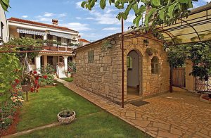  Denne komfortable og velindrettede ferielejlighed med en velholdt have og sommerkøkken ligger i en forstad til Pula. Lav gerne en udflugt til den nærliggende by Fazana, hvor der i løbet af sommere ...
