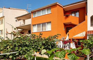  Ferielejlighed for børnefamilier. Børneværelserne og den indhegnede have er velegnet til børnenes leg. Efter en spændende og solrig dag ved stranden lokker Pulas centrum med sine gode aktivitete ...