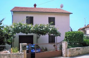  Denne lejlighed ligger kun få minutter fra Pula i bil. Den er enkelt og praktisk indrettet, og har en frodig og smuk have der er indhegnet, så børnene trygt kan lege og tumle sig. Der er en nærli ...