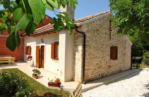  Dette hyggelige hus ligger meget idyllisk i centrum af Pula. Huset er bygget med sans for detaljer og er hyggeligt indrettet. I nærheden af huset ligger en af de smukkeste strande i området. Ved si ...