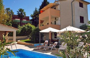  I dejlige omgivelser ikke langt fra havet ligger disse ferielejligheder. På grund af den centrale beliggenhed er de et godt udgangspunkt for dagsudflugter til de nærliggende byer der er rige på ku ...