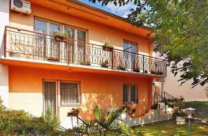 Disse lejligheder er beliggende nær turistbyen Pula. Begge er praktisk og hyggeligt indrettet med en fælles have. Lejligheden på 1. sal deler indgangen med udlejeren. Besøg byen Pula og dens sevà ...