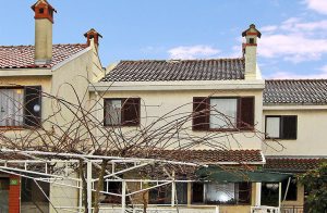  Denne praktisk indrettede ferielejlighed ligger i et rækkehus. Der ligger mange gode restauranter med lokale retter og fiskespecialiteter i nærheden. Lejligheden ligger i nærheden af flere strande ...