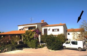  Denne dejlige ferielejlighed ligger i Valdebek, der er en del af byen Pula. Lejligheden besåtr af 3 forskellige boliger, der har separate indgange. Lejligheden er derfor egnet til flere familier ell ...