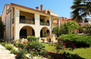  I et familiehus i det lille turistområde Stinjan ligger denne komfortable ferielejlighed. Den er fordelt på to etager og delvist rustikalt og funtionelt indrettet. Den velplejede og smagfulde have  ...