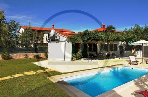  Dette charmerende, smukke feriehus er blevet renoveret i 2010. Det er møbleret med smagfulde møbler i istrisk stil, hvilket giver mulighed for ro og afslapning. I den indhegnede have er en swimming ...