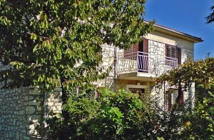  Komfortabel og smagfuldt indrettede lejlighed i stueetagen af et hus i den typiske stil fra Istrien. Nærheden til centrum og strandene gør denne lejlighed meget attraktivt. Huset er omgivet af en s ...