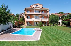  Denne nyrenoverede og smukt møblerede lejlighed, kombinationen af moderne og rustik stil giver en helt speciel atmosfære. I den store, indhegnede have kan du nyde hyggelige grillaftner eller svømm ...