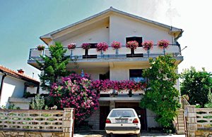  Denne store og praktisk indrettede ferielejlighed ligger i Umags centrum. Fra den rummelige terrasse er der en dejlig havudsigt. I kan slappe af i den store, indhegnede og velholdte have med en lille ...