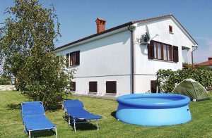 Nær den lille by Novigrad, der på tre sider er omgivet af havet, ligger dette rummelige og personligt indrettede hus på en stor naturgrund med vinplanter. Her kan man nyde solen og den friske luft ...