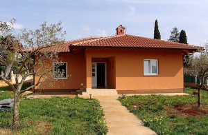  I en lille landsby hvor indbyggernes hovederhverv stadig er landbrug, ligger dette nyindrettede hus. Her kan I holde en dejlig afslappende ferie - i rolige og naturskønne omgivelser. Stranden er kun ...