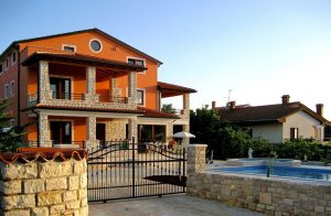  I grænseområdet mellem Kroatien og Slovenien finde I dette skønne feriehus. Huset på to etager er blevet renoveret og indrettet med behagelige og lyse møbler. Etagerne er forbundet med en udend� ...