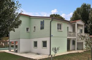  Denne komfortable og praktisk indrettede ferielejlighed ligger på 1. etage i et familehus. Der er tre soveværelser, en rummelige stue og en spisestue. I haven er der en dejlig swimmingpool, hvor i  ...