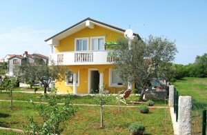  Denne smukke lejlighed er beliggende på 1. etage i en beboelsesejendom med moderne, smagfulde og komfortable møbler. På den smukke terrasse kan du slappe af, solbade, nyde din morgenkaffe, en læk ...