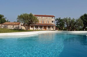  I et smukt og roligt område, omgivet af oliventræer og marker ligger dette pragtfulde feriehus. Kombinationen af det rustikke og det moderne gør huset til noget helt specielt. Hvert af de seks sov ...