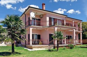  Rigtig hyggelig ferielejlighed i rolige omgivelser. I den tilhørende have vil hele familien kunne tilbringe mange timer. Fra lejligheden er der kun 500 m. til stranden, nudiststrand dog kun 150 m. D ...