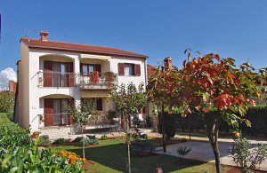  Kun 5 minutter fra en grusstrand og 10 minutter fra byen Rovinjs centrum ligger denne ferielejlighed i dejlige rolige omgivelser. I den flotte have kan I tilberede feriens måltider på grillen og ti ...