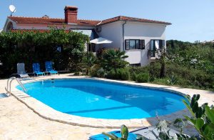  Tre små og hyggeligt indrettede ferielejligheder i Rovinj. På den store, dejlige, indhegnede grund ligger en fælles swimmingpool med tilhørende terrasse. Poolen søger for en forfriskende dukkert ...