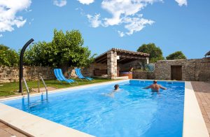  I den fredelige by Matohanci ligger dette gamle og flot renoverede dobbelthus af sten, der er meget indbydende og rustikt møbleret. På den overdækkede terrasse foran huset kan I nyde dejlige rette ...
