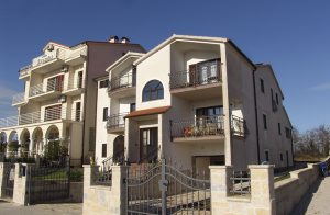  Disse dejlige ferielejligheder ligger i nærheden af byen Rovinj. Lejlighederne er komfortabelt indrettet og dele entré med husejeren. CIV309 har et separat soveværelse i entréen, lige ved siden a ...