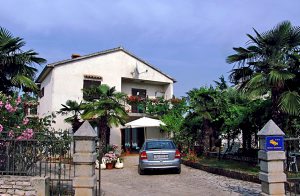 Denne hyggelige lejlighed er kun 15 min væk fra flere kiesel og stenstrande. Den er praktisk og pænt indrettet og ligger nær campingpladsen Vestar, hvor der er mange aktivitetsmuligheder og restau ...