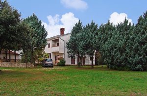  Dette hus ligger i en lille smuk landsby uden for den romantiske by Rovinj. Det har et store indhegnede arealer, hvor dine børn kan lege, og du ubekymret kan slappe af. Det er praktisk og komfortabe ...