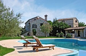  I udkanten af den lille middelalderlige by Bale på vestkysten af Istrien ligger dette feriehus. Den store indhegnede plads, der ligger midt i en smuk bydel, bliver også benyttet af ejeren og beboer ...