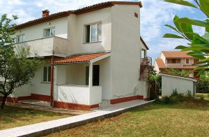  Denne lyse feriebolig ligger i et roligt kvarter i byen Rovinj. Kun 5 minutters gang derfra finder man den skønne bugt Cuvi med grusstrand og pinjetræer, hvor man kan finde skygge. Herfra kan man t ...