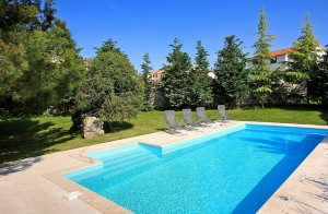  Dette smukke hus ligger i udkanten af Rovinjsko og tæt på den romantiske by Rovinj. Den smukke beliggenhed og den store komfort giver dig den perfekte atmosfære til afslapning. Huset er bygget i e ...