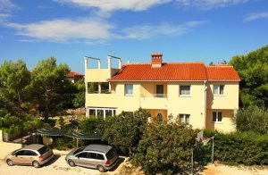  I en lille fiskerby ligger denne lejlighed med havudsigt. Den består af to enheder og er derfor ideel til to familier, der ønsker at holde ferie sammen. Der stilles otte cykler gratis til rådighed ...