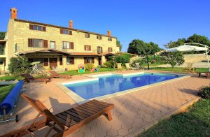  I denne idylliske lille by ligger disse to halvdele af et dobbelthus. De er moderniserede, rummelige og indrettet i istrisk stil og med en kærlig hånd. Her kan I nyde det landlige liv i fulde drag. ...