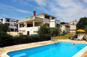  Dette komfortable feriehus ligger på en stor indhegnet grund med en skøn panoramaudsigt og i et meget naturskønt område. Huset består af to lejligheder, som er forbundet med en indvendig trappe. ...