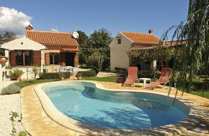  Disse to huse ligger på en 1460 m2 stor grund i en rolig landsby i Istrien og udlejes sammen. Det store hus er beregnet til 6 personer og har to soveværelser, en stue med køkken og et badeværelse ...