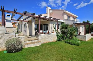  Dejligt og omhyggeligt indrettet feriehus, der består af to boliger med hver sin separate indgang. Der er brændeovn til de kølige aftener. Boligen er meget lys og ligger i rolige omgivelser og er  ...