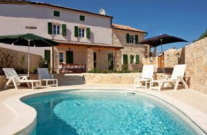  Dette smukt møblerede hus ligger i den lille by Liznjan med smukke omgivelser. Det emmer af masser af komfort og sikrer jer et behageligt ophold. På den lukkede grund er en udendørs pool. Opholdsr ...