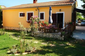 Dette skønne feriehus er enkelt indrettet og råder over en terrasse, som I kan tilbringe mange hyggelige timer på. Det ligger ikke langt fra centrum af Liznjan og fra en skøn strand. Besøg den n ...