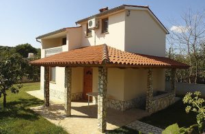  I Liznjans rolige østlige bydel ligger dette dejlige feriehus som er ideelt til en afslappende ferie. Huset har to etager der er forbundet med en stejl trappe. I den indhegnede have kan familiens b� ...