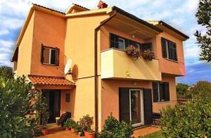  Fornyligt renoveret sommerhus i den lille by Liznjan. Indretningen i huset er funktionelt og hyggeligt, og på den brede terrasse kan du nyde behagelige aftner med familien. Man kan slappe af i haven ...