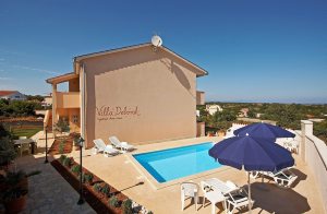 'Villa Deborah' er en pragtfuld feriebolig består af 4 separate lejligheder. To af lejlighederne ligger i stueetagen og to på første sal. Etagerne er forbundet med hinanden med en udendørs trappe ...