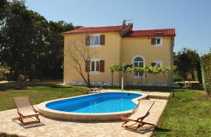  Dette hus er opført i 2008, og er noget helt særligt. Det ligger i en skøn istriks landsby, hvor man kan nyde landlivet i fulde drag. Børn kan ubesværet lege og tumle på den store indhegnede na ...