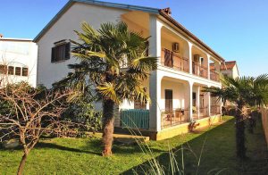 Denne flotte ferielejlighed ligger i den lille by Sisan. Lejligheden ligger på hele 1. etage. Den er komfortabel, rummelig og hyggeligt indrettet. Fra den store terrasse, kan i nyde den vidunderlige ...