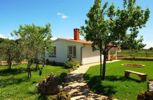  Langt væk fra masseturismen, men stadig tæt nok på det gamle Pula eller det berømte feriested Medulin, vil du finde dette charmerende sommerhus. Ideel til gæster, der ønsker en rolig ferie. Det ...