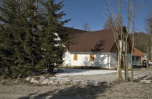  Denne feriebolig er beliggende midt i naturen, omgivet af frisk luft, kildevæld, talrige planter og skovbær. Huset blev renoveret i 2008 og fik nye og behagelige møbler. Man kan nyde sneens glæde ...