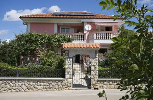  I en rolig sidegade ligger denne ejendom med solrige ferielejligheder. De er udstyret med gamle velholdte møbler. CKC112 har et lille køkken uden spiseplads, men gæsterne kan spise på terrassen.  ...