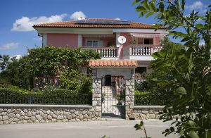  I en rolig sidegade ligger denne bolig med to solrige ferielejligheder (se også CKC112). Lejlighederne er udstyret med gamle, men velholdte møbler. Huset råder over en yderst velholdt have, hvor b ...