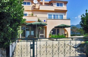  Disse to rolige ferielejligheder er meget velegnede for børnefamilier. I haven finder I et lille sommerkøkken med grill, en gynge og en sandkasse. Der er sand- og grusstrande i nærheden. Her er og ...